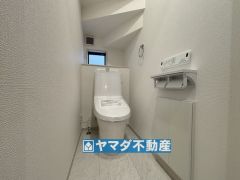収納棚完備のトイレ