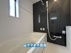 浴槽にはベンチスペースがあるので半身浴やお子様も座ることができ安心快適です
