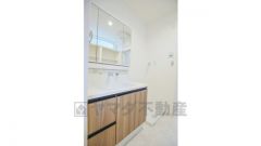 三面鏡タイプだから朝の準備も効率的ですね