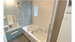 浴槽にはベンチスペースがあるので半身浴やお子様も座ることができ安心快適です