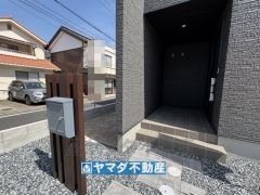 玄関アプローチにはポストが設置されています