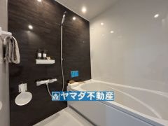 浴槽にはベンチスペースがあるので半身浴やお子様も座ることができ安心快適です