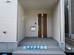 玄関横にはポストが設置されています