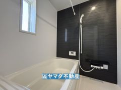 浴槽にはベンチスペースがあるので半身浴やお子様も座ることができ安心快適です
