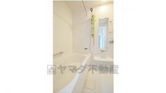 浴槽にはベンチスペースがあるので半身浴やお子様も座ることができ安心快適です