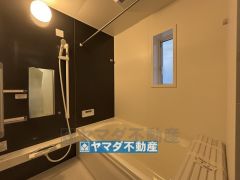 浴槽にはベンチスペースがあるので半身浴やお子様も座ることができ安心快適です