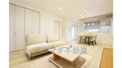 リビング階段と便利な収納がある広々とリビング