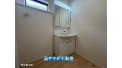 同社施工例　三面鏡タイプの洗面台