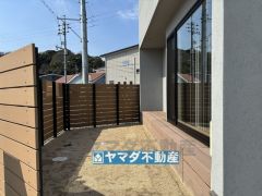 リビングから出入りできる目隠し付きウッドデッキ