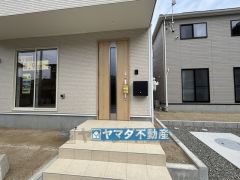 玄関横にはポストが設置されているので雨に濡れないですね