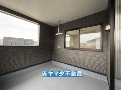 広々としたバルコニーは急な雨にも洗濯物が濡れずに安心ですね