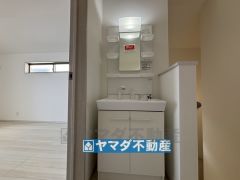 2階にも洗面台があるので忙しい朝も安心ですね。