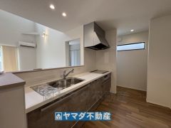 キッチンには便利なパントリーがあります