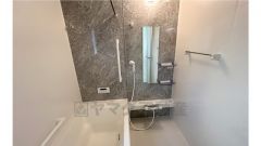 ゆったりとしたバスタブ