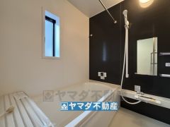 浴槽にはベンチスペースがあるので半身浴やお子様も座ることができ安心快適です