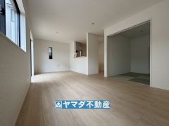 リビングの広さに加えて和室の入り口を開放すればさらに広々とした空間になります