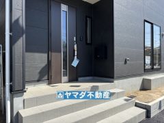 玄関横にはポストが設置されているので雨に濡れずに安心ですね