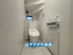 収納棚完備のトイレ