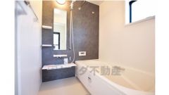 ゆったりとしたバスタブ