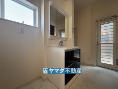 勝手口のある洗面所