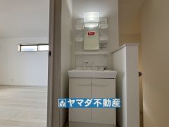 2階にも洗面台があるので忙しい朝も安心ですね。
