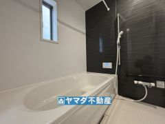 浴槽にはベンチスペースがあるので半身浴やお子様も座ることができ安心快適です
